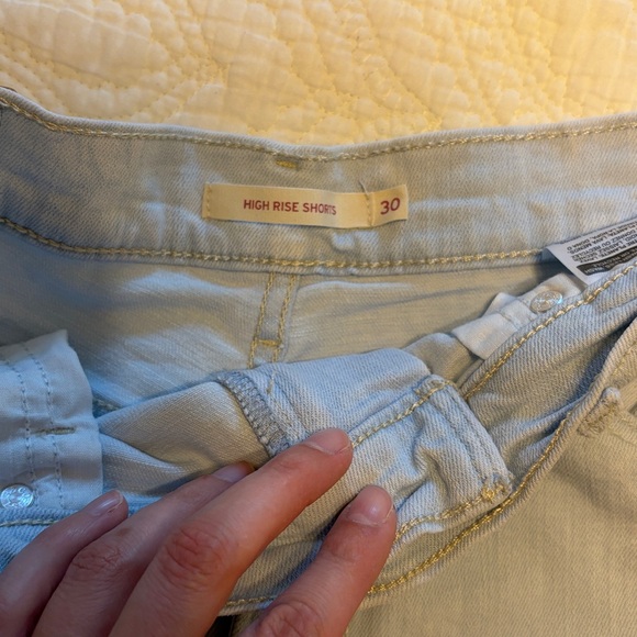 Levi’s High Rise Shorts - Picture 3 of 4